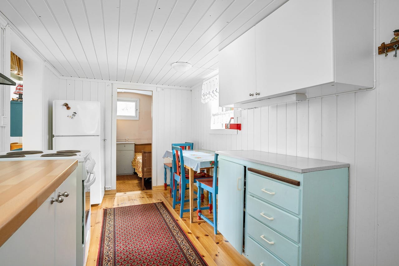 Open shelves, one pan for everything and a window that looks at the river.